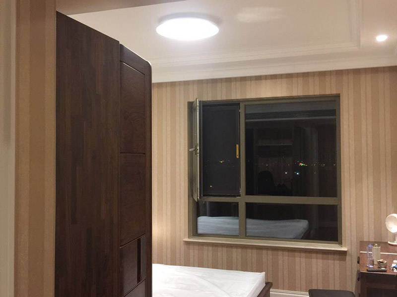 安裝燈具：1、燈具檢查 檢查燈具的安裝配件，看生產(chǎn)商的有關(guān)文件和技術(shù)是否齊全，看燈具的外觀是否有損壞，有無變形、金屬脫落、腐蝕等現(xiàn)象。 2、組裝燈具 將燈具部件連成一體，燈的穿線長度要適宜，對于多出的線頭應(yīng)搪錫，要注意區(qū)分火線和零線，將線路理順。 3、燈具安裝 燈具電源線要留足，然后剪去余線，剝出線頭，再用螺釘將燈座安裝在接線盒上。 4、通電試運(yùn)行 安裝完成后，打開電源，檢測是否通電。