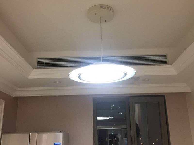 安裝燈具：1、燈具檢查 檢查燈具的安裝配件，看生產(chǎn)商的有關(guān)文件和技術(shù)是否齊全，看燈具的外觀是否有損壞，有無變形、金屬脫落、腐蝕等現(xiàn)象。 2、組裝燈具 將燈具部件連成一體，燈的穿線長度要適宜，對于多出的線頭應(yīng)搪錫，要注意區(qū)分火線和零線，將線路理順。 3、燈具安裝 燈具電源線要留足，然后剪去余線，剝出線頭，再用螺釘將燈座安裝在接線盒上。 4、通電試運(yùn)行 安裝完成后，打開電源，檢測是否通電。