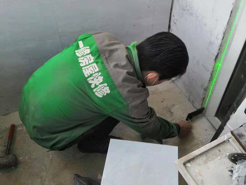 瓷磚鋪貼：1、基層處理 將塵土、雜物徹底清掃干凈，不得有空鼓、開裂及起砂等缺陷。 2、彈線 施工前在墻體四周彈出標高控制線，在地面彈出十字線，以控制地磚分隔尺寸。 3、預鋪 首先應在圖紙設計要求的基礎上，對地磚的色彩、紋理、表面平整等進行嚴格的挑選，然后按照圖紙要求預鋪。對于預鋪中可能出現(xiàn)的尺寸、色彩、紋理誤差等進行調整、交換，直至達到最佳效果，按鋪貼順利堆放整齊備用。 4、鋪貼 鋪設選用1：3干硬性水泥砂漿，砂漿厚度25mm左右。鋪貼前將地磚背面濕潤，需正面干燥為宜。把地磚按照要求放在水泥砂漿上，用橡皮錘輕敲地磚飾面直至密實平整達到要求。 5、勾縫 地磚鋪完后24h進行清理勾縫，勾縫前應先將地磚縫隙內雜質擦凈，用專用填縫劑勾縫。 6、清理 在家裝貼瓷磚施工過程中隨干隨清，完工后(一般宜在24h之后)再用棉紗等物對地磚表面進行理。