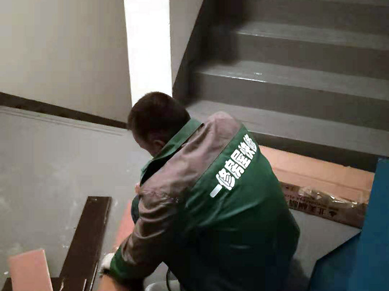 地板切割預(yù)鋪：地面全部掃干凈后，鋪上一層薄薄的塑料膜，要全部鋪滿，接頭的地方要連接好，以隔開地板和地面。鋪好塑料膜后，再在上面鋪上地板專用的地膜，鋪好地膜后，地板安裝師傅將很多地板從箱子里拿出來，全部攤放在地上，挑選色差，色差大的放在床、衣柜下面，色差均勻小的鋪在明顯的地方。開始正式安裝地板，安裝師傅將地板逐個裁剪，然后按以下圖的方式安裝，地板與地板之間只要用錘子錘緊就是。