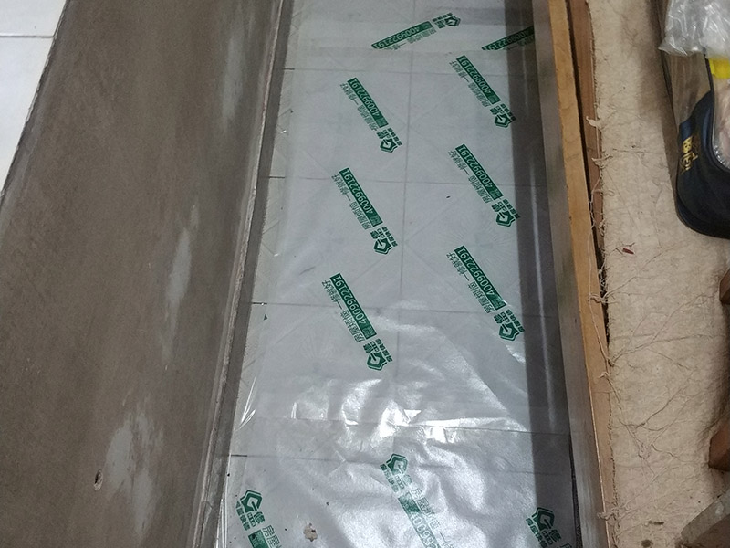 地面保護(hù)維修：房屋裝修、建筑裝修的整個(gè)過程都是非常漫長的，并非一兩天就能完工的，其中涉及的環(huán)節(jié)也很多。在裝修施工的過程中，裝修工人們會(huì)不斷進(jìn)進(jìn)出出，而且還會(huì)攜帶一些水泥漿等泥土，甚至是油漆或者被堅(jiān)利物刮花，如果不采取地面保護(hù)措施，這樣對(duì)地面會(huì)造成很大的影響。 地板保護(hù)膜能夠在近年來的迅速興起，它的保護(hù)作用是不可忽視的。它是采用環(huán)保pvc和工業(yè)用針織棉制作而成，有雙重作用。pvc具備防滑、防水、防油漆甚至防火阻燃的功能，結(jié)合針織棉能夠防潮吸沙塵、對(duì)從高處掉下的東西起到一個(gè)緩沖減震的作用。 使用了裝飾地板保護(hù)膜，可以有效防止地面瓷磚，大理石，木地板被損傷刮花。