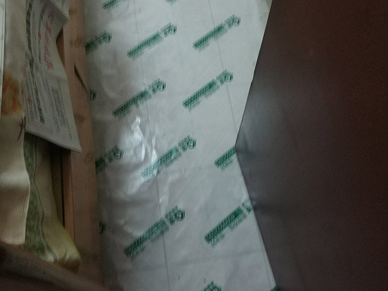 地面保護(hù)維修：房屋裝修、建筑裝修的整個(gè)過程都是非常漫長的，并非一兩天就能完工的，其中涉及的環(huán)節(jié)也很多。在裝修施工的過程中，裝修工人們會(huì)不斷進(jìn)進(jìn)出出，而且還會(huì)攜帶一些水泥漿等泥土，甚至是油漆或者被堅(jiān)利物刮花，如果不采取地面保護(hù)措施，這樣對(duì)地面會(huì)造成很大的影響。 地板保護(hù)膜能夠在近年來的迅速興起，它的保護(hù)作用是不可忽視的。它是采用環(huán)保pvc和工業(yè)用針織棉制作而成，有雙重作用。pvc具備防滑、防水、防油漆甚至防火阻燃的功能，結(jié)合針織棉能夠防潮吸沙塵、對(duì)從高處掉下的東西起到一個(gè)緩沖減震的作用。 使用了裝飾地板保護(hù)膜，可以有效防止地面瓷磚，大理石，木地板被損傷刮花。