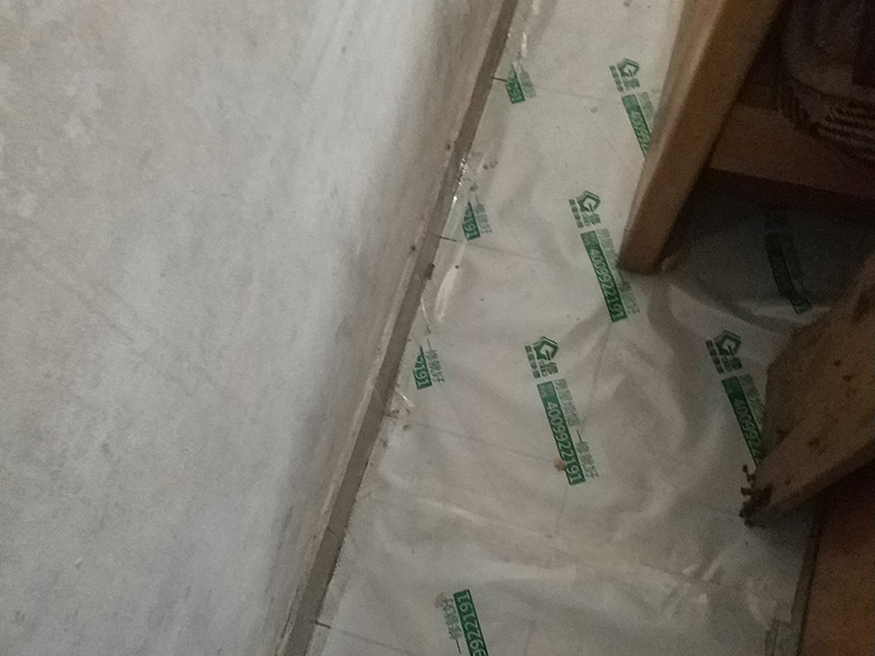 地面保護(hù)維修：房屋裝修、建筑裝修的整個(gè)過程都是非常漫長的，并非一兩天就能完工的，其中涉及的環(huán)節(jié)也很多。在裝修施工的過程中，裝修工人們會(huì)不斷進(jìn)進(jìn)出出，而且還會(huì)攜帶一些水泥漿等泥土，甚至是油漆或者被堅(jiān)利物刮花，如果不采取地面保護(hù)措施，這樣對(duì)地面會(huì)造成很大的影響。 地板保護(hù)膜能夠在近年來的迅速興起，它的保護(hù)作用是不可忽視的。它是采用環(huán)保pvc和工業(yè)用針織棉制作而成，有雙重作用。pvc具備防滑、防水、防油漆甚至防火阻燃的功能，結(jié)合針織棉能夠防潮吸沙塵、對(duì)從高處掉下的東西起到一個(gè)緩沖減震的作用。 使用了裝飾地板保護(hù)膜，可以有效防止地面瓷磚，大理石，木地板被損傷刮花。