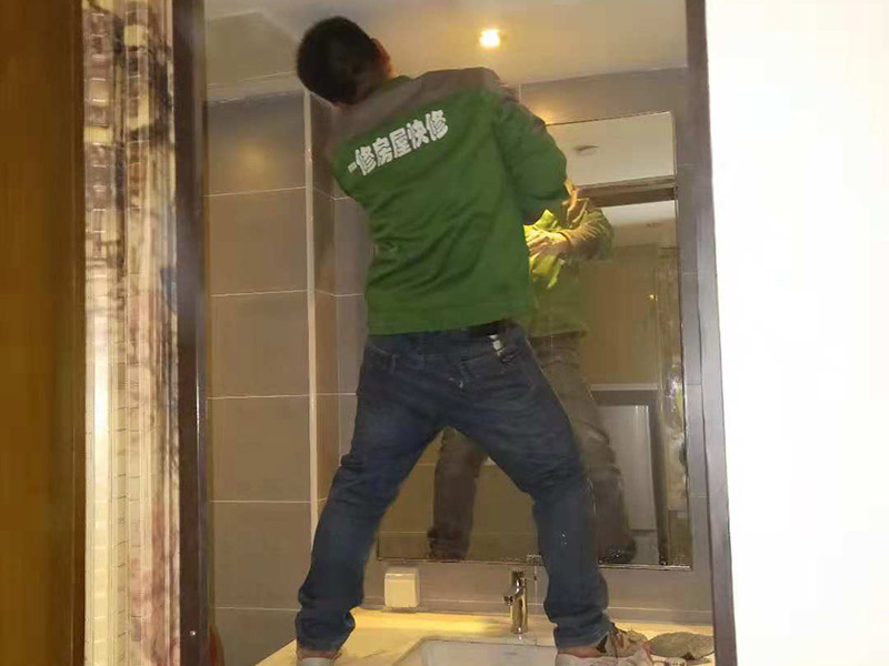 公寓局部裝修：1、公寓面積較小，適合1到2人居住，不需要設(shè)計過多的功能房。為保證主人生活方便，保證臥室、客廳、衛(wèi)浴、廚房基本功能性空間的存在，其他區(qū)域則可以根據(jù)剩余空間的大小以及自己的需求來設(shè)計。 2、室內(nèi)空間狹小，因此在裝飾時應(yīng)盡量選用淺淡的色調(diào)，白色、黃色等淺色調(diào)可以讓室內(nèi)空間有變大的效果，而且還可采用具有通透性或玻璃材質(zhì)的家具和桌椅等，讓空間變得明亮又寬敞。 3、在公寓裝修時，應(yīng)盡量避免采用硬質(zhì)的隔斷，最好采取軟隔斷的方式來對空間進行分隔，可以采用隔斷柜、屏風(fēng)、家具等物品進行隔斷，這樣會讓室內(nèi)的采光和通風(fēng)變得更好。