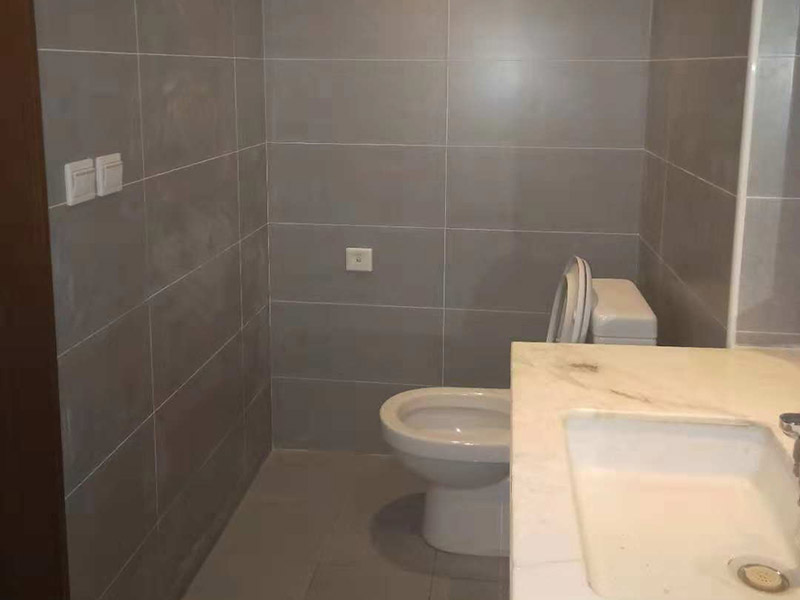 公寓局部裝修：1、公寓面積較小，適合1到2人居住，不需要設(shè)計過多的功能房。為保證主人生活方便，保證臥室、客廳、衛(wèi)浴、廚房基本功能性空間的存在，其他區(qū)域則可以根據(jù)剩余空間的大小以及自己的需求來設(shè)計。 2、室內(nèi)空間狹小，因此在裝飾時應(yīng)盡量選用淺淡的色調(diào)，白色、黃色等淺色調(diào)可以讓室內(nèi)空間有變大的效果，而且還可采用具有通透性或玻璃材質(zhì)的家具和桌椅等，讓空間變得明亮又寬敞。 3、在公寓裝修時，應(yīng)盡量避免采用硬質(zhì)的隔斷，最好采取軟隔斷的方式來對空間進行分隔，可以采用隔斷柜、屏風(fēng)、家具等物品進行隔斷，這樣會讓室內(nèi)的采光和通風(fēng)變得更好。