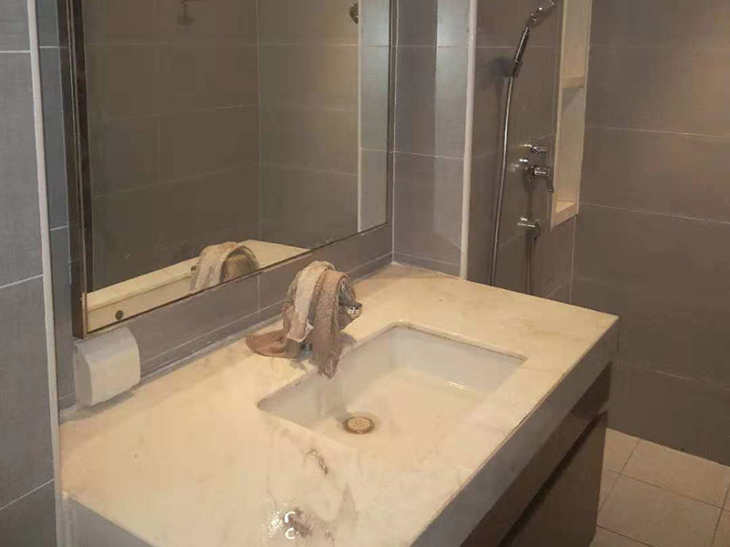 公寓局部裝修：1、公寓面積較小，適合1到2人居住，不需要設(shè)計過多的功能房。為保證主人生活方便，保證臥室、客廳、衛(wèi)浴、廚房基本功能性空間的存在，其他區(qū)域則可以根據(jù)剩余空間的大小以及自己的需求來設(shè)計。 2、室內(nèi)空間狹小，因此在裝飾時應(yīng)盡量選用淺淡的色調(diào)，白色、黃色等淺色調(diào)可以讓室內(nèi)空間有變大的效果，而且還可采用具有通透性或玻璃材質(zhì)的家具和桌椅等，讓空間變得明亮又寬敞。 3、在公寓裝修時，應(yīng)盡量避免采用硬質(zhì)的隔斷，最好采取軟隔斷的方式來對空間進行分隔，可以采用隔斷柜、屏風(fēng)、家具等物品進行隔斷，這樣會讓室內(nèi)的采光和通風(fēng)變得更好。