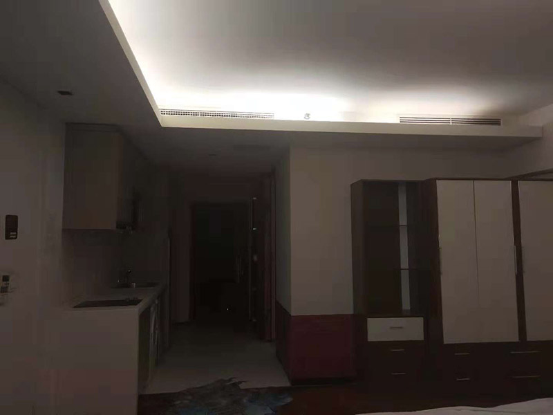 公寓局部裝修：1、公寓面積較小，適合1到2人居住，不需要設(shè)計過多的功能房。為保證主人生活方便，保證臥室、客廳、衛(wèi)浴、廚房基本功能性空間的存在，其他區(qū)域則可以根據(jù)剩余空間的大小以及自己的需求來設(shè)計。 2、室內(nèi)空間狹小，因此在裝飾時應(yīng)盡量選用淺淡的色調(diào)，白色、黃色等淺色調(diào)可以讓室內(nèi)空間有變大的效果，而且還可采用具有通透性或玻璃材質(zhì)的家具和桌椅等，讓空間變得明亮又寬敞。 3、在公寓裝修時，應(yīng)盡量避免采用硬質(zhì)的隔斷，最好采取軟隔斷的方式來對空間進行分隔，可以采用隔斷柜、屏風(fēng)、家具等物品進行隔斷，這樣會讓室內(nèi)的采光和通風(fēng)變得更好。