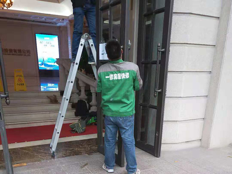 室外門維修：首先安裝門框，這個門檻是事先量好尺寸制作好的。把門框靠在門洞里，一般是安裝門扇的那邊靠墻。并使用沖擊鉆鉆孔，安裝2只膨脹螺絲。然后打安裝孔，使用膨脹螺絲穿過門框，在門框的后面適當(dāng)?shù)募尤?個斜頭木楔，并使用卷尺量好同樣的寬度，通過調(diào)節(jié)斜頭木楔的長短達(dá)到合適的寬度。緊固好2只膨脹螺絲后就可以把門扇放入門框里，查看尺寸是否合適。并安裝門框上的合頁。把合頁對好位置，并使用鉚釘槍打入鉚釘，固定合頁，然后再在合頁上打第二個孔和安裝鉚釘。同樣的步驟安裝好門框下的合頁。完成2只合頁的安裝后就把門扇放入門框里，以合頁的安裝位置為基礎(chǔ)，移動門扇，達(dá)到最佳安裝位置。如果門扇短一些，就可以在門扇底部墊斜頭進(jìn)行支墊。位置合適后使用記號筆做好合頁螺絲安裝孔位置。再使用手槍鉆鉆孔和使用鉚釘槍加入鉚釘。打開門查看移動是否靈活，再完成剩下的孔的鉚釘安裝。