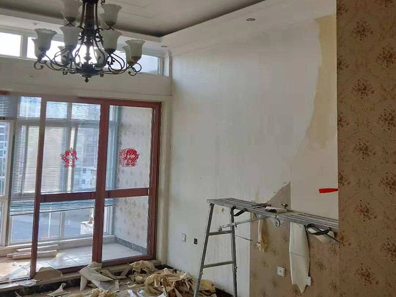 客廳撕墻紙：1：墻紙撕下來之前先涂抹清水或墻紙剝除劑，等待數(shù)分鐘，令其將墻紙完全浸透。 2：在下一個(gè)墻紙帶上重復(fù)相同的處理，然后回到第一條紙帶，再用制劑從上到下重新將墻紙浸濕。用約8.9厘米寬、帶可動(dòng)刀片的多用刮墻刀開始撕掉墻紙。從切好的一條水平墻紙帶開始，將刀片放在其上緣的下面，并且刮刀要與水平面呈30度角，滑動(dòng)刀片將潤濕的墻紙刮下。一條與刮刀同寬的墻紙會(huì)隨著刀刃脫落，并隨著刀片向下推動(dòng)而卷在刮刀上。 3：繼續(xù)向下推，直到墻紙不能再被剝落為止。如刮下來的墻紙帶斷裂，可將這一區(qū)域重新浸潤，然后開始刮除另一條紙帶。如果在重復(fù)浸潤和刮除之后，墻面仍殘留明顯的粘合劑痕跡，就需要采用另外一種方法來處理。在用石膏板建成的墻面上，用墻紙刮刀按照上述方法，水平切開墻紙，但不要將其潤濕。只要慢慢地將其從墻面上刮下或撕掉即可。