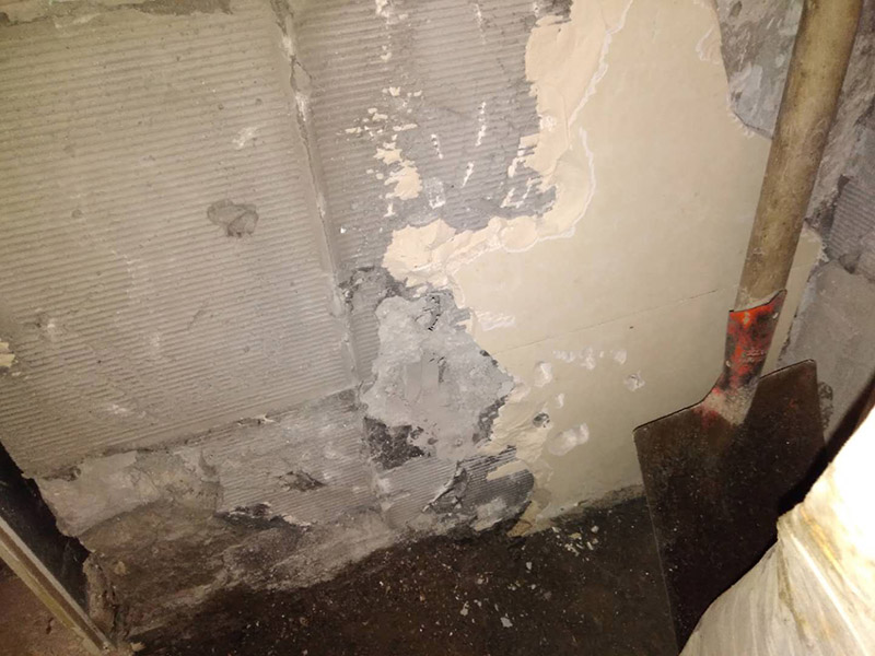 廁所拆除維修：洗浴用具可以在所有墻面敲磚前統(tǒng)一拆除，也可以與敲磚穿插進行。在拆除洗浴用具時，需要事先與屋主溝通。如果洗浴用具需要保留使用，則拆卸時注意不能損壞洗浴用具。并不是所有洗浴用具都需要馬上拆卸。拆卸一般是從墻體的下方往上方敲，從瓷磚的邊緣往里面敲，還需要根據(jù)拆卸的位置選擇適當?shù)那么u力度。敲磚是從墻體下方開始敲，從每塊瓷磚的邊緣開始敲。如果先敲上面的瓷磚，地面堆積的瓷磚較多，擋住下面的瓷磚，會不利于拆卸。在敲瓷磚的過程中，如果不是對地面瓷磚進行清理，避免瓷磚過多堆積，就會減緩施工進度甚至造成施工意外。