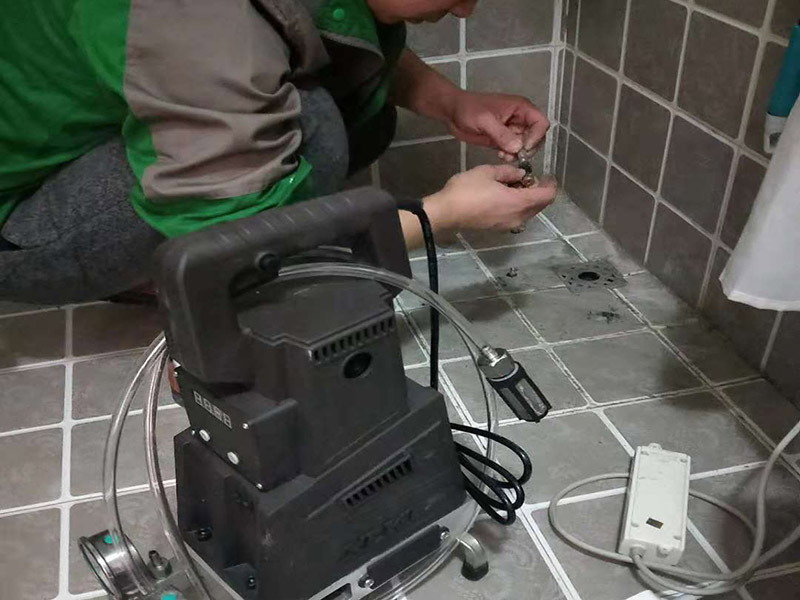 衛(wèi)生防水注漿：注漿防水是利用液壓、氣壓或電化學原理，通過灌漿管將各種固話的漿液注入到地基土中，漿液以填充、滲透、擠密和劈裂的方式，將土顆?；驇r石裂隙中的水分和空氣排除后占據(jù)其位置，經(jīng)過一定時間后，漿液將原來松散的土粒膠結成一個整體，可以改善地基土變形，或用于減小滲透性。 堵漏前必須進行現(xiàn)場調查，摸清現(xiàn)場施工情況，分析滲漏水的原因，查清漏水部位、裂縫、裂紋或穿孔的寬度、長度、深度和貫穿情況，并了解雨天和晴天的漏水情況，測量漏水的流量與流速等，通過充分調查，正確擬定堵漏方案，做好各項準備工作。