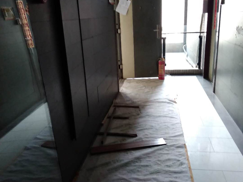 燈具線路改造：1、水電改造的第一步是水電定位，也就是根據(jù)用戶的需要定出全屋開關(guān)插座的位置和水路接口的位置，水電工要根據(jù)開關(guān)、插座、水龍頭的位置按圖把線路走向給用戶講清楚。而且要注意&ldquo;水走天、電走地&rdquo;原則，即水管走天棚，強(qiáng)、弱電盡量走地面，且強(qiáng)、弱電之間不能互相交叉及平行距離大于30厘米。 2、插座、開關(guān)、燈具的電氣線路設(shè)計要考慮室內(nèi)空間的可變性，為可能的不同空間使用狀況做準(zhǔn)備，減少部分使用者在使用過程中的再規(guī)劃設(shè)計的障礙。 3、水電定位之后，接下來就是打槽了。好的打槽師傅打出的槽基本是一條直線，而且槽邊基本沒有什么毛齒。注意打槽之前，務(wù)必讓水電工將所有的水電走向在墻上劃出來標(biāo)明，記得對照水電圖，看是否一致。 4、水路改造時，注意周圍一定要整潔。水路改造訂合同時，最好注明水路改造用的材料。另外水路改造中要注意原房間下水管的大小，外接下水管的管子最好和原下水管匹配。冷熱水管應(yīng)左熱右冷，間距一般不小于20cm，具體視龍頭冷熱管間距而定。