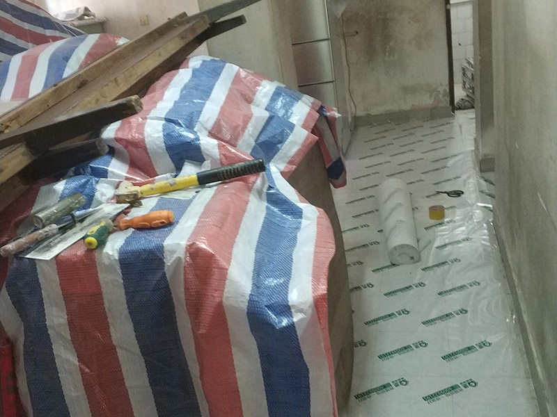 家具地面保護(hù)：房屋裝修、建筑裝修的整個過程都是非常漫長的，并非一兩天就能完工的，其中涉及的環(huán)節(jié)也很多。在裝修施工的過程中，裝修工人們會不斷進(jìn)進(jìn)出出，而且還會攜帶一些水泥漿等泥土，甚至是油漆或者被堅利物刮花，如果不采取地面保護(hù)措施，這樣對地面會造成很大的影響。 地板保護(hù)膜能夠在近年來的迅速興起，它的保護(hù)作用是不可忽視的。它是采用環(huán)保pvc和工業(yè)用針織棉制作而成，有雙重作用。pvc具備防滑、防水、防油漆甚至防火阻燃的功能，結(jié)合針織棉能夠防潮吸沙塵、對從高處掉下的東西起到一個緩沖減震的作用。 