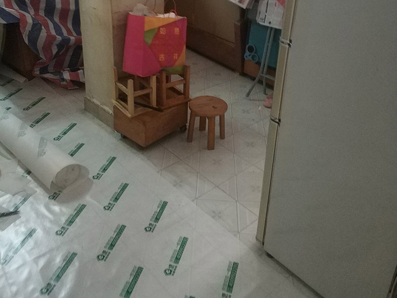 家具地面保護(hù)：房屋裝修、建筑裝修的整個過程都是非常漫長的，并非一兩天就能完工的，其中涉及的環(huán)節(jié)也很多。在裝修施工的過程中，裝修工人們會不斷進(jìn)進(jìn)出出，而且還會攜帶一些水泥漿等泥土，甚至是油漆或者被堅利物刮花，如果不采取地面保護(hù)措施，這樣對地面會造成很大的影響。 地板保護(hù)膜能夠在近年來的迅速興起，它的保護(hù)作用是不可忽視的。它是采用環(huán)保pvc和工業(yè)用針織棉制作而成，有雙重作用。pvc具備防滑、防水、防油漆甚至防火阻燃的功能，結(jié)合針織棉能夠防潮吸沙塵、對從高處掉下的東西起到一個緩沖減震的作用。 