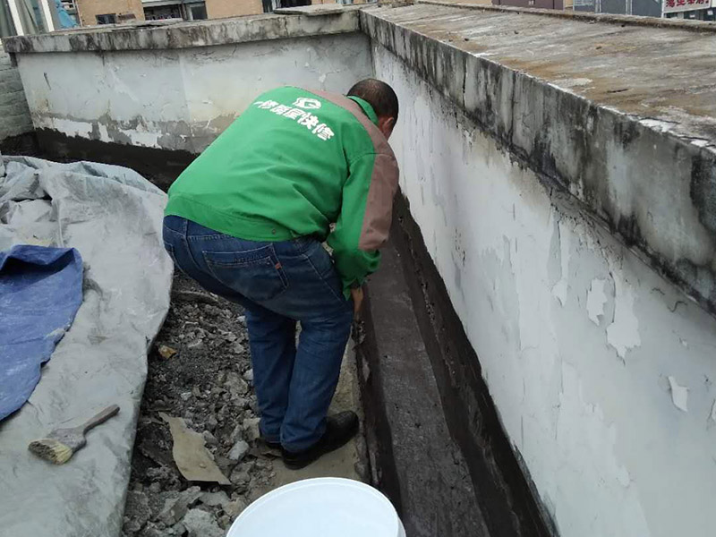 截止溝刷防水：1）基層處理：找平層應平整、密實、干凈、干燥、含水率&le;9%不允許有起砂、掉灰現(xiàn)象。 （2）基層SBS冷底油的涂刷。涂基層SBS冷底油前要首先檢查找平層的質量和干燥程度并加以清掃，符合要求后方可進行，在大面積涂刷基層SBS冷底油前，用毛刷清理節(jié)點，周邊、陰角等部位。