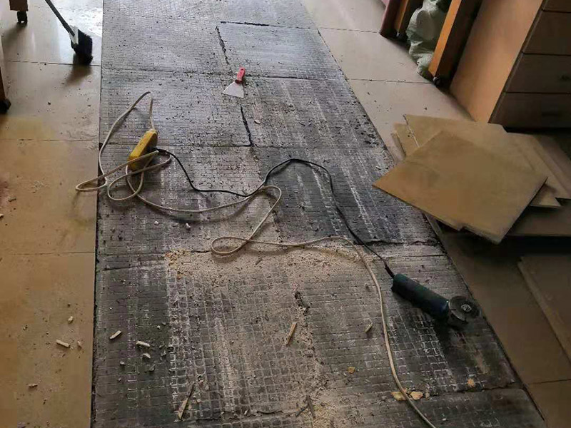 局部瓷磚拆除：衛(wèi)浴用具拆除后可以對墻面瓷磚進(jìn)行拆卸。拆卸一般是從墻體的下方往上方敲，從瓷磚的邊緣往里面敲，還需要根據(jù)拆卸的位置選擇適當(dāng)?shù)那么u力度。 敲磚是從墻體下方開始敲，從每塊瓷磚的邊緣開始敲。如果先敲上面的瓷磚，地面堆積瓷磚較多，擋住墻體下面的瓷磚，不利于拆卸。 另外，敲磚過程中，要不是對地面的瓷磚進(jìn)行清理，以免瓷磚過多堆積，減慢施工進(jìn)度以及造成施工意外。 由于二手房的衛(wèi)浴在之前是做了一次防水的，因此在敲磚時必須注意防水層的處理，與屋主溝通好，防水層是否打掉。舊的防水層一般都不打掉，在敲磚后，在原有的防水層上面，再薄薄做一層防水，以提高衛(wèi)浴的防水能力。但如果屋主需要把防水敲掉重新再做。則敲磚需要打到批土層或打到見底。 敲插座和龍頭附近的瓷磚時，要慢慢敲，小心摸清電線和水管的走向，以防損壞電線和水管。如果電線或水管已經(jīng)損壞了，要及時進(jìn)行修補處理，以免留下更多后續(xù)工程。