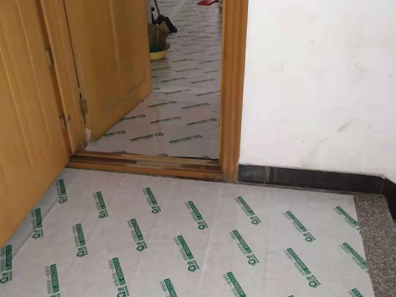 局部改造維修：1、現(xiàn)在的電線鋪設一般都是暗線，藏在墻體、地板地下、天花板上，所以，一旦誤入電線鋪設誤區(qū)將是欲改難改，不該則留下麻煩遺憾。因此，我們在電線鋪設錢一定要做好規(guī)劃，防止誤入以下的幾個誤區(qū)。 2、不僅是以前的房子，現(xiàn)在還有很多房子同樣存在一個情況，就是家里只有一個回路，一旦任何線路短路，整個房間的用電會陷入癱瘓。 3、我們在鋪設點顯時，根據(jù)使用面積，照明回路可選擇兩路或三路，電源插座三至四路。廚房和衛(wèi)生間各走一路線，空調(diào)回路兩至三路，一個空調(diào)回路帶兩部空調(diào)差不多。這樣當其中一個回路出現(xiàn)故障時，其他回路仍可正常供電，不會給正常生活帶來過多影響。 4、電路改造中經(jīng)?？吹?ldquo;電線的顏色沒有什么具體的要求，只要火線、零線、地線的顏色分開就行了&rdquo;這種電線顏色隨意使用的情況，在日后的使用和維修過程中就會存在安全隱患。如電路改造時為了圖方便和省材料，以藍線做火線和零線，日后維修，維修師傅不易找出火線和零線，為維修帶來不便，且易造成施工安全事故。