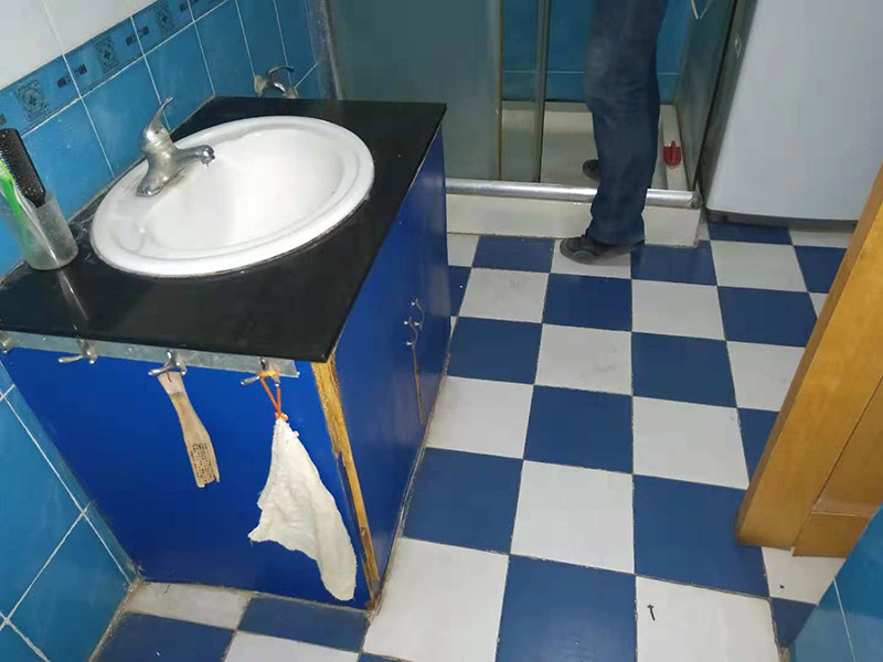 局部改造維修：1、現(xiàn)在的電線鋪設一般都是暗線，藏在墻體、地板地下、天花板上，所以，一旦誤入電線鋪設誤區(qū)將是欲改難改，不該則留下麻煩遺憾。因此，我們在電線鋪設錢一定要做好規(guī)劃，防止誤入以下的幾個誤區(qū)。 2、不僅是以前的房子，現(xiàn)在還有很多房子同樣存在一個情況，就是家里只有一個回路，一旦任何線路短路，整個房間的用電會陷入癱瘓。 3、我們在鋪設點顯時，根據(jù)使用面積，照明回路可選擇兩路或三路，電源插座三至四路。廚房和衛(wèi)生間各走一路線，空調(diào)回路兩至三路，一個空調(diào)回路帶兩部空調(diào)差不多。這樣當其中一個回路出現(xiàn)故障時，其他回路仍可正常供電，不會給正常生活帶來過多影響。 4、電路改造中經(jīng)?？吹?ldquo;電線的顏色沒有什么具體的要求，只要火線、零線、地線的顏色分開就行了&rdquo;這種電線顏色隨意使用的情況，在日后的使用和維修過程中就會存在安全隱患。如電路改造時為了圖方便和省材料，以藍線做火線和零線，日后維修，維修師傅不易找出火線和零線，為維修帶來不便，且易造成施工安全事故。