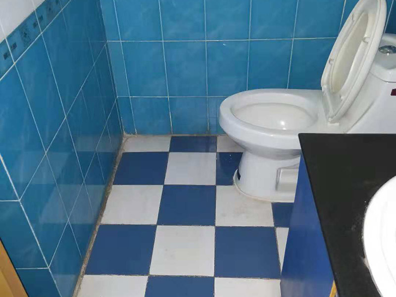 局部改造維修：1、現(xiàn)在的電線鋪設一般都是暗線，藏在墻體、地板地下、天花板上，所以，一旦誤入電線鋪設誤區(qū)將是欲改難改，不該則留下麻煩遺憾。因此，我們在電線鋪設錢一定要做好規(guī)劃，防止誤入以下的幾個誤區(qū)。 2、不僅是以前的房子，現(xiàn)在還有很多房子同樣存在一個情況，就是家里只有一個回路，一旦任何線路短路，整個房間的用電會陷入癱瘓。 3、我們在鋪設點顯時，根據(jù)使用面積，照明回路可選擇兩路或三路，電源插座三至四路。廚房和衛(wèi)生間各走一路線，空調(diào)回路兩至三路，一個空調(diào)回路帶兩部空調(diào)差不多。這樣當其中一個回路出現(xiàn)故障時，其他回路仍可正常供電，不會給正常生活帶來過多影響。 4、電路改造中經(jīng)常看到&ldquo;電線的顏色沒有什么具體的要求，只要火線、零線、地線的顏色分開就行了&rdquo;這種電線顏色隨意使用的情況，在日后的使用和維修過程中就會存在安全隱患。如電路改造時為了圖方便和省材料，以藍線做火線和零線，日后維修，維修師傅不易找出火線和零線，為維修帶來不便，且易造成施工安全事故。