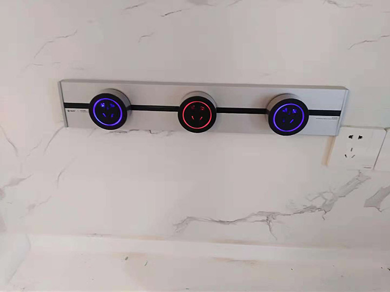 插座安裝：插座安裝前，是一定要將它們的數(shù)量和位置規(guī)劃好的，不然在安裝的時(shí)候就一頭霧水，很難安裝準(zhǔn)確，不僅雜亂，還易觸電。也許你會(huì)說少安裝一些就好了，可以家中的電器都是一直在增加的，很容易出現(xiàn)不夠用的情況。 插座安裝前一定要將屋子里的電源都關(guān)掉，直接將電源閘門關(guān)上就好，在不通電的狀態(tài)下安裝插座才不會(huì)有危險(xiǎn)。將導(dǎo)線皮剝開一般分為藍(lán)色零線、黃色地線和紅色火線三種，如果導(dǎo)線種只有一根黃色地線的話，另兩根為別的顏色無法分辨的話，這時(shí)候就要將電源打開用電筆測(cè)試了，會(huì)讓電筆發(fā)亮的是火線。 然后將這些導(dǎo)線連接到插座上相應(yīng)的接點(diǎn)固定好，即L-火，N-零，剩下那個(gè)就是連接地線。最后把插座用螺絲固定在暗裝膠合上，以及插座配件按上就完成了。