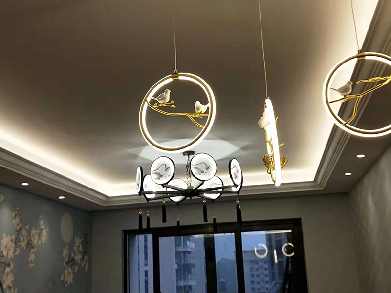 吊燈安裝：一、確定位置  吊燈位置確定之后，還要注意檢測該位置的承重力，畢竟一盞吊燈的重量還是蠻重的，尤其是客餐廳吊燈又大又重，倘若頂面承重力不夠，時間長了會有脫落的危險。所以吊燈安裝位置應(yīng)是實心磚石頂面或墻面，不宜是輕質(zhì)木質(zhì)頂面。 步驟二、拆吊燈面罩  吊燈面罩會有旋轉(zhuǎn)式和卡扣式兩種固定方式，大家拆卸時要小心謹(jǐn)慎，不要弄壞吊燈了。面罩和燈管都要取下來，以免安裝的過程中碰碎燈管。 三、安裝底座  將吊燈底座對著頂面或墻面的安裝位置，找到孔位并標(biāo)記出來，然后放下底座，使用與孔位規(guī)格相同的電鉆來打孔，天花板孔位一般是在6毫米，打孔完畢后就可以安裝膨脹螺栓了，這是固定吊燈底座用的，不過要注意孔的深度，要把膨脹螺絲塞入孔內(nèi)，使用錘子把它敲進(jìn)去，之后將底座與膨脹螺栓擰緊、固定，要與預(yù)先確定的安裝位置相同，不能有偏移的情況。 四、連接燈線   吊燈底座固定后，就可以連接燈線與電源線了，不過要注意連接的兩個線頭要接觸良好，需用黑膠布包裹好，并注意保持間距，盡量不把兩個連接頭放在一塊金屬片下，防止產(chǎn)生短路帶來危險。連接好燈線與電源線后就可以安裝燈管，這時可通電檢查，看看能否正常使用，如不正常要檢查線路，若一切OK，那么就要關(guān)閉電源再繼續(xù)吊燈后續(xù)安裝。