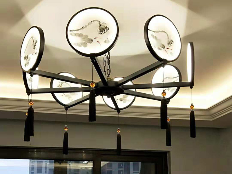 吊燈安裝：一、確定位置  吊燈位置確定之后，還要注意檢測該位置的承重力，畢竟一盞吊燈的重量還是蠻重的，尤其是客餐廳吊燈又大又重，倘若頂面承重力不夠，時間長了會有脫落的危險。所以吊燈安裝位置應(yīng)是實心磚石頂面或墻面，不宜是輕質(zhì)木質(zhì)頂面。 步驟二、拆吊燈面罩  吊燈面罩會有旋轉(zhuǎn)式和卡扣式兩種固定方式，大家拆卸時要小心謹(jǐn)慎，不要弄壞吊燈了。面罩和燈管都要取下來，以免安裝的過程中碰碎燈管。 三、安裝底座  將吊燈底座對著頂面或墻面的安裝位置，找到孔位并標(biāo)記出來，然后放下底座，使用與孔位規(guī)格相同的電鉆來打孔，天花板孔位一般是在6毫米，打孔完畢后就可以安裝膨脹螺栓了，這是固定吊燈底座用的，不過要注意孔的深度，要把膨脹螺絲塞入孔內(nèi)，使用錘子把它敲進(jìn)去，之后將底座與膨脹螺栓擰緊、固定，要與預(yù)先確定的安裝位置相同，不能有偏移的情況。 四、連接燈線   吊燈底座固定后，就可以連接燈線與電源線了，不過要注意連接的兩個線頭要接觸良好，需用黑膠布包裹好，并注意保持間距，盡量不把兩個連接頭放在一塊金屬片下，防止產(chǎn)生短路帶來危險。連接好燈線與電源線后就可以安裝燈管，這時可通電檢查，看看能否正常使用，如不正常要檢查線路，若一切OK，那么就要關(guān)閉電源再繼續(xù)吊燈后續(xù)安裝。