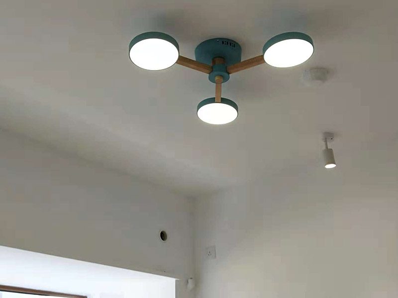 吊燈安裝：一、確定位置  吊燈位置確定之后，還要注意檢測該位置的承重力，畢竟一盞吊燈的重量還是蠻重的，尤其是客餐廳吊燈又大又重，倘若頂面承重力不夠，時間長了會有脫落的危險。所以吊燈安裝位置應(yīng)是實心磚石頂面或墻面，不宜是輕質(zhì)木質(zhì)頂面。 步驟二、拆吊燈面罩  吊燈面罩會有旋轉(zhuǎn)式和卡扣式兩種固定方式，大家拆卸時要小心謹(jǐn)慎，不要弄壞吊燈了。面罩和燈管都要取下來，以免安裝的過程中碰碎燈管。 三、安裝底座  將吊燈底座對著頂面或墻面的安裝位置，找到孔位并標(biāo)記出來，然后放下底座，使用與孔位規(guī)格相同的電鉆來打孔，天花板孔位一般是在6毫米，打孔完畢后就可以安裝膨脹螺栓了，這是固定吊燈底座用的，不過要注意孔的深度，要把膨脹螺絲塞入孔內(nèi)，使用錘子把它敲進(jìn)去，之后將底座與膨脹螺栓擰緊、固定，要與預(yù)先確定的安裝位置相同，不能有偏移的情況。 四、連接燈線   吊燈底座固定后，就可以連接燈線與電源線了，不過要注意連接的兩個線頭要接觸良好，需用黑膠布包裹好，并注意保持間距，盡量不把兩個連接頭放在一塊金屬片下，防止產(chǎn)生短路帶來危險。連接好燈線與電源線后就可以安裝燈管，這時可通電檢查，看看能否正常使用，如不正常要檢查線路，若一切OK，那么就要關(guān)閉電源再繼續(xù)吊燈后續(xù)安裝。