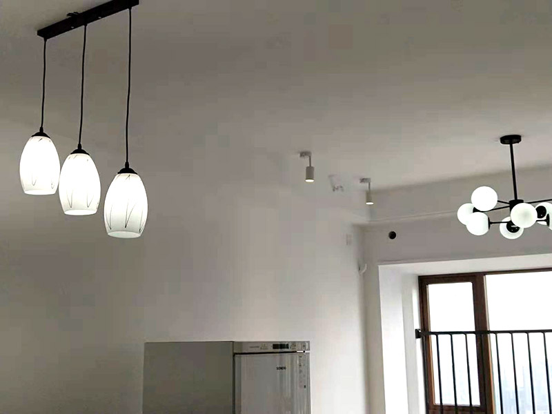 吊燈安裝：一、確定位置  吊燈位置確定之后，還要注意檢測該位置的承重力，畢竟一盞吊燈的重量還是蠻重的，尤其是客餐廳吊燈又大又重，倘若頂面承重力不夠，時間長了會有脫落的危險。所以吊燈安裝位置應(yīng)是實心磚石頂面或墻面，不宜是輕質(zhì)木質(zhì)頂面。 步驟二、拆吊燈面罩  吊燈面罩會有旋轉(zhuǎn)式和卡扣式兩種固定方式，大家拆卸時要小心謹(jǐn)慎，不要弄壞吊燈了。面罩和燈管都要取下來，以免安裝的過程中碰碎燈管。 三、安裝底座  將吊燈底座對著頂面或墻面的安裝位置，找到孔位并標(biāo)記出來，然后放下底座，使用與孔位規(guī)格相同的電鉆來打孔，天花板孔位一般是在6毫米，打孔完畢后就可以安裝膨脹螺栓了，這是固定吊燈底座用的，不過要注意孔的深度，要把膨脹螺絲塞入孔內(nèi)，使用錘子把它敲進(jìn)去，之后將底座與膨脹螺栓擰緊、固定，要與預(yù)先確定的安裝位置相同，不能有偏移的情況。 四、連接燈線   吊燈底座固定后，就可以連接燈線與電源線了，不過要注意連接的兩個線頭要接觸良好，需用黑膠布包裹好，并注意保持間距，盡量不把兩個連接頭放在一塊金屬片下，防止產(chǎn)生短路帶來危險。連接好燈線與電源線后就可以安裝燈管，這時可通電檢查，看看能否正常使用，如不正常要檢查線路，若一切OK，那么就要關(guān)閉電源再繼續(xù)吊燈后續(xù)安裝。