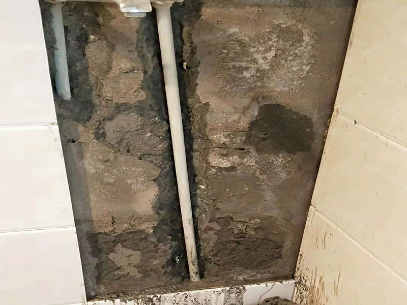 管道改造防水粉刷：1、施工前進行墻、地面修補。將墻面地面瓷磚拆除以后，用水泥砂漿找平，然后再做防水施工，這樣可以避免因厚薄不均而造成滲漏，在拆除衛(wèi)生間墻磚和地磚的時候，要仔細檢查墻面是否有空鼓、起沙河開裂等現(xiàn)象，同時檢查墻面的接縫處和其它的邊邊角角等容易出現(xiàn)問題的地方，發(fā)現(xiàn)問題一定要仔細修補，然后才能做防水。 2、刷防水涂料。刷第一遍防水涂料前要確保工地干凈、干燥。刷涂料時要涂滿無遺漏，與基層結合牢固，無裂紋，無氣泡，無脫落現(xiàn)象，涂刷高度一致，厚度要達到產(chǎn)品規(guī)定要求。然后再重復步驟刷第二遍，這里要注意第一、第二遍防水涂料間需要有一定時間間隔，待第一遍涂料干透后才能進行第二遍，具體時間視涂料而定。間隔時間太短，防水的效果會大打折扣，此外，最好在房屋的陰陽角、地漏和管道等地方多做一次防水。 3、鋪設保護層。為防止之后的施工破壞防水層，需在防水涂料表面鋪上保護層。保護層要完全覆蓋防水層，無遺漏，與基層結合牢固，無裂紋，無氣泡，無脫落現(xiàn)象。 4、做閉水試驗。進行閉水試驗時，地面最高點的水不能低于2厘米，保存至少24小時，觀察無滲漏現(xiàn)象后方算合格。如有滲漏，一定要重做，絕不能疏忽大意。