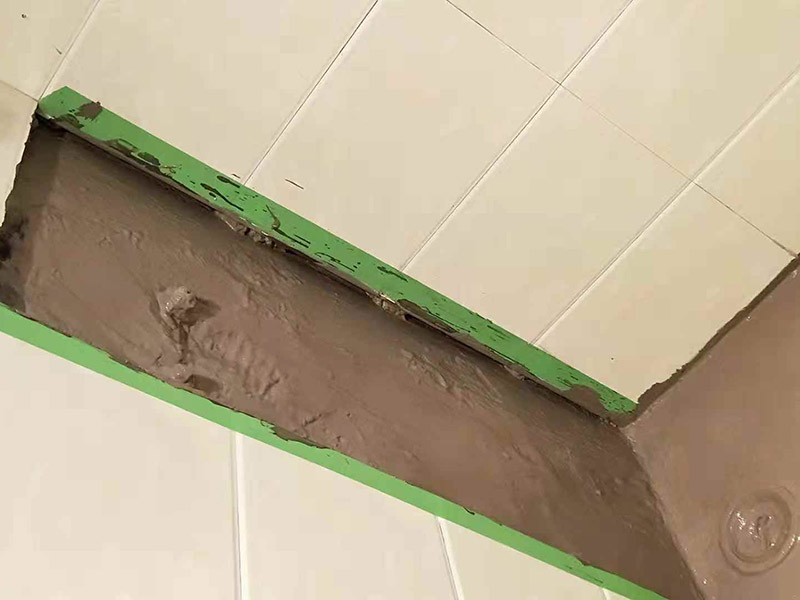 管道改造防水粉刷：1、施工前進行墻、地面修補。將墻面地面瓷磚拆除以后，用水泥砂漿找平，然后再做防水施工，這樣可以避免因厚薄不均而造成滲漏，在拆除衛(wèi)生間墻磚和地磚的時候，要仔細檢查墻面是否有空鼓、起沙河開裂等現(xiàn)象，同時檢查墻面的接縫處和其它的邊邊角角等容易出現(xiàn)問題的地方，發(fā)現(xiàn)問題一定要仔細修補，然后才能做防水。 2、刷防水涂料。刷第一遍防水涂料前要確保工地干凈、干燥。刷涂料時要涂滿無遺漏，與基層結合牢固，無裂紋，無氣泡，無脫落現(xiàn)象，涂刷高度一致，厚度要達到產(chǎn)品規(guī)定要求。然后再重復步驟刷第二遍，這里要注意第一、第二遍防水涂料間需要有一定時間間隔，待第一遍涂料干透后才能進行第二遍，具體時間視涂料而定。間隔時間太短，防水的效果會大打折扣，此外，最好在房屋的陰陽角、地漏和管道等地方多做一次防水。 3、鋪設保護層。為防止之后的施工破壞防水層，需在防水涂料表面鋪上保護層。保護層要完全覆蓋防水層，無遺漏，與基層結合牢固，無裂紋，無氣泡，無脫落現(xiàn)象。 4、做閉水試驗。進行閉水試驗時，地面最高點的水不能低于2厘米，保存至少24小時，觀察無滲漏現(xiàn)象后方算合格。如有滲漏，一定要重做，絕不能疏忽大意。