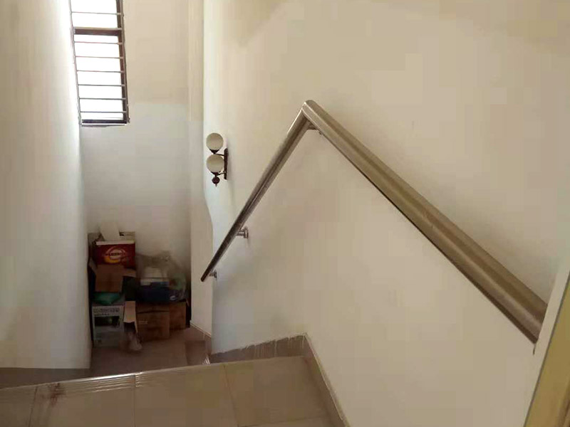 樓梯安裝維修：1、對于樓梯的作用是不能小覷的，在進(jìn)行樓梯安裝的時候一定要確保樓梯的尺寸，如果尺寸不合適，安裝好之后在更改是非常麻煩的事情。 2、如果對樓梯知識簡單的更新，可以去掉樓梯的壁櫥，這樣可以節(jié)省很大的空間，可以用玻璃的結(jié)構(gòu)代替堅實(shí)的鋼管，換掉堅實(shí)的扶手，這樣可以讓室內(nèi)的采光更加自然明亮。 3、結(jié)構(gòu)設(shè)計對樓梯安裝來說也是很重要的，如果小戶型安裝樓梯，最好選在靠墻的位置，這樣設(shè)計不僅僅漂亮，而且還可以讓每個空間都得到很好的利用。