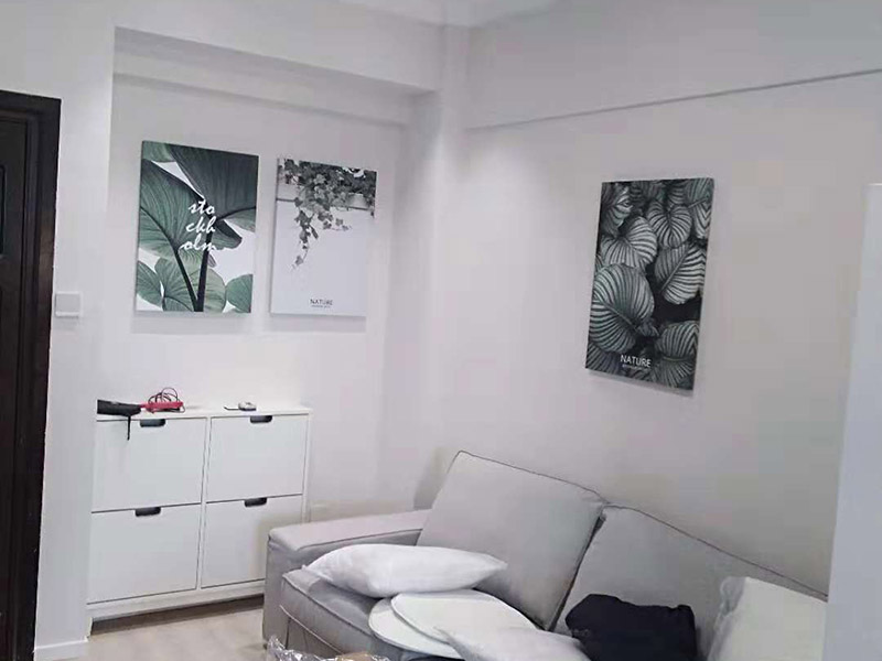 水槽掛畫安裝維修：固定位置&mdash;&mdash;安裝龍頭和進(jìn)水管&mdash;&mdash;水槽放到臺(tái)面上&mdash;&mdash;溢水孔、過(guò)濾網(wǎng)密封&mdash;&mdash;安裝配套掛件&mdash;&mdash;排水試驗(yàn)&mdash;&mdash;封邊&mdash;&mdash;清理 水槽在安裝前一定要先確定好安裝的位置和尺寸，這樣方便我們按照尺寸訂購(gòu)，最好是有水槽平面圖，免得數(shù)據(jù)不精確，導(dǎo)致返工。  另外，水槽安裝牢固以后，不要左右搖晃，很容易留下縫隙，造成松動(dòng)。而且，最應(yīng)該留意的也是連接處縫隙的密封性。  2、安裝龍頭和進(jìn)水管  在安裝水槽前，應(yīng)該先安好水龍頭和進(jìn)水管，另一端的進(jìn)水管，則需要連接到進(jìn)水開(kāi)關(guān)。 3、水槽放進(jìn)臺(tái)面  水槽放入臺(tái)面后，需要在墻體和臺(tái)面間安裝配套的掛件，但安裝過(guò)程中盡量多注意水槽的密封效果，最好能做好閉水試驗(yàn)  4、溢水孔、過(guò)濾網(wǎng) 溢水口和過(guò)濾網(wǎng)的密封程度，決定日后水槽的使用效果，溢水孔、過(guò)濾網(wǎng)的密封度越高，后期越不容易出問(wèn)題。 5、安裝配套掛件  安裝配套掛件一般被認(rèn)為是水槽安裝的最后一步，一般只有等水槽買到家后，工人才會(huì)根據(jù)水槽大小，進(jìn)行櫥柜臺(tái)面切割，放入臺(tái)面，就需要安裝配套掛件。安裝時(shí)，應(yīng)把每個(gè)空隙都做好填充，以免以后出現(xiàn)漏水問(wèn)題。 6、排水驗(yàn)收  水槽整體安裝完畢后，需要將水槽放滿水，做排水試驗(yàn)，如果出現(xiàn)滲漏，應(yīng)立刻找到問(wèn)題返工修復(fù)。 7、封邊 排水試驗(yàn)確保沒(méi)問(wèn)題后，就可以對(duì)水槽進(jìn)行封邊處理。在用硅膠封邊時(shí)，一定要保證水槽和臺(tái)面連接縫隙均勻，不能出現(xiàn)滲水情況。 8、清理 安裝完成后必須對(duì)水槽進(jìn)行清理，把安裝時(shí)的雜物清理干凈。千萬(wàn)別用水直接沖入下水，很容易引發(fā)堵塞。