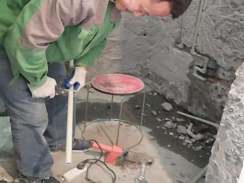 水管線路改造：首先，確定管道的走向和高度。然后用墨盒在墻面和地面彈出墨線。接下來(lái)用云石機(jī)開槽。最好是左手拿礦泉水瓶灑水，右手拿云石機(jī)開槽。這樣避免灰塵很多。第三步，用沖擊鉆剔槽。要剔的干凈平整，這樣有利于放管材。第四步，根據(jù)需要裁剪出各種長(zhǎng)度的管材，待用。熱熔機(jī)加熱，綠燈變成紅燈時(shí)把管材放進(jìn)去連接。第五步，放管，安裝管卡。15mm冷水管間隔應(yīng)小于0.6m，熱水管為0.25米。20mm冷水管應(yīng)小于0.6米，熱水管應(yīng)小于0.3米。第六步，用料漿填槽抹平即可。