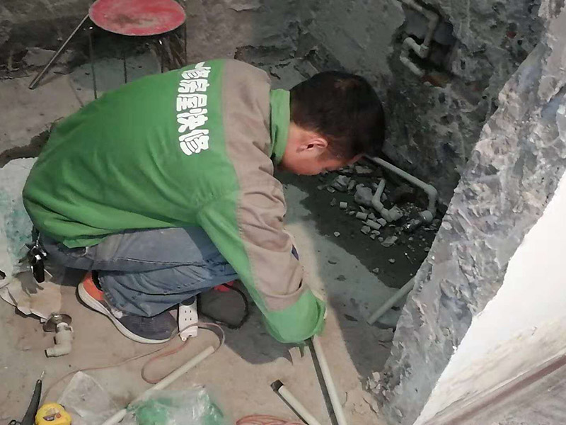 水管線路改造：首先，確定管道的走向和高度。然后用墨盒在墻面和地面彈出墨線。接下來(lái)用云石機(jī)開槽。最好是左手拿礦泉水瓶灑水，右手拿云石機(jī)開槽。這樣避免灰塵很多。第三步，用沖擊鉆剔槽。要剔的干凈平整，這樣有利于放管材。第四步，根據(jù)需要裁剪出各種長(zhǎng)度的管材，待用。熱熔機(jī)加熱，綠燈變成紅燈時(shí)把管材放進(jìn)去連接。第五步，放管，安裝管卡。15mm冷水管間隔應(yīng)小于0.6m，熱水管為0.25米。20mm冷水管應(yīng)小于0.6米，熱水管應(yīng)小于0.3米。第六步，用料漿填槽抹平即可。