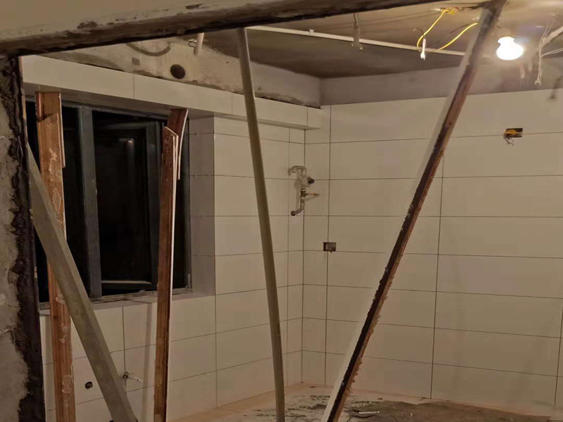 衛(wèi)生間拆除：衛(wèi)生間翻新首先需要將整體拆除，包括天花、地面、墻面等，拆除時(shí)要拆除的干凈，不要有殘留，因?yàn)槭褂脮r(shí)間長(zhǎng)了衛(wèi)生間各個(gè)地方都會(huì)被水浸濕，并且有可能會(huì)有大量細(xì)菌殘留。改完水電要將地面墻面全部做好找平處理，找平之后再做防水，避免防水涂料因薄厚不均而造成滲漏，接縫處要刷到位。衛(wèi)生間墻地面之間的接縫以及上下水管道與地面的接縫處，是最容易出問(wèn)題的地方。