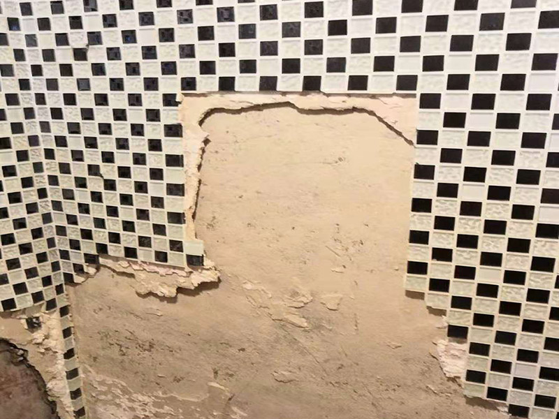 衛(wèi)生間瓷磚拆除：墻面上應該還有些其他東西，比如掛毛巾的架子，放廚具的架子等等。先把這些物品都小心翼翼的拆下來，還原一面光潔的墻面，才好進行拆卸工作。拆卸的時候要先從墻低的第一塊磚開始拆卸，要是直接隨便從上面那一塊拆卸，拆到一半就會擋住下面的瓷磚，讓下面的瓷磚不好拆了。墻面內(nèi)有些地方會走一些管道，有煤氣管道，有電線管道，水管，網(wǎng)線等等。要注意這些管道，不要把墻里面的管道破壞了，不然拆了瓷磚又惹了新的問題要處理。拆卸下來的瓷磚堆積在地上很不方便繼續(xù)工作，這個時候上面提到的推車就派上用場了。用推車把瓷磚運走，清理干凈現(xiàn)場，然后繼續(xù)拆卸，直到整面的墻面都拆卸完整。