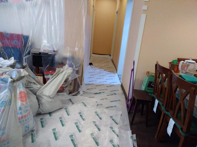 廁所下半部分拆除：首先,指揮一般裝修衛(wèi)生間墻磚拆遷,電線和燈具,避免后期對電器造成傷害,電路漏電,觸電,再用廁所外的插座安裝輔助用品最近,切忌使用衛(wèi)生間插座。廁所呈現第二,然后衛(wèi)生間的衛(wèi)浴裝修拆除。在浴室墻磚之前它將水槽,馬桶,淋浴頭。浴缸、鉤子、內閣和供應,掃清道路。三,先拆除天花板,如果刪除第一個衛(wèi)生間墻面,可以導致天花板突然下降,導致健康工人的健康風險。終于開始衛(wèi)生間墻壁拆遷,從下到上拆除。