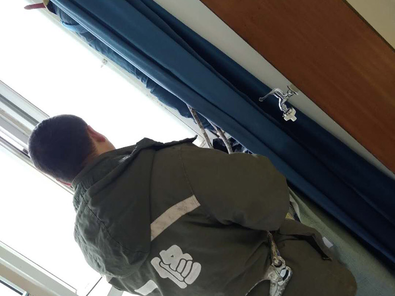 窗戶打膠維修：1、窗框與墻體固定時(shí)，先固定上框，后固定邊框，采用塑料膨脹螺栓固定。各樓層窗框安裝時(shí)均應(yīng)橫向、豎向拉通線，各層水平一致，上下順直?？蚺c洞口之間的伸縮縫內(nèi)腔均采用閉孔泡沫塑料，發(fā)泡劑等彈性材料填塞，表面用密封膠密封。 2、．門窗安裝必須牢固，預(yù)埋件的數(shù)量、位置、埋設(shè)連接方法必須符合設(shè)計(jì)要求，用于固定每根增強(qiáng)型鋼的緊固件不得小于3個(gè)，其間距應(yīng)不大于300mm，距型鋼端頭應(yīng)不大于100mm；增強(qiáng)型鋼、緊固件及五金件除不銹鋼外，其表面均應(yīng)經(jīng)耐腐蝕鍍膜處理。 3、混凝土洞口應(yīng)采用射釘或塑料膨脹螺栓固定；磚墻洞口應(yīng)采用塑料膨脹螺栓固定，并不得固定在磚縫處；設(shè)有預(yù)埋鐵件的洞應(yīng)采用焊接的方法固定，或先在預(yù)埋件上按緊固件規(guī)格打基孔，然后用緊固件固定。