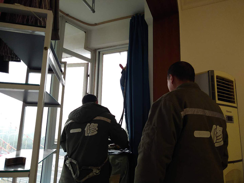 窗戶打膠維修：1、窗框與墻體固定時(shí)，先固定上框，后固定邊框，采用塑料膨脹螺栓固定。各樓層窗框安裝時(shí)均應(yīng)橫向、豎向拉通線，各層水平一致，上下順直。框與洞口之間的伸縮縫內(nèi)腔均采用閉孔泡沫塑料，發(fā)泡劑等彈性材料填塞，表面用密封膠密封。 2、．門窗安裝必須牢固，預(yù)埋件的數(shù)量、位置、埋設(shè)連接方法必須符合設(shè)計(jì)要求，用于固定每根增強(qiáng)型鋼的緊固件不得小于3個(gè)，其間距應(yīng)不大于300mm，距型鋼端頭應(yīng)不大于100mm；增強(qiáng)型鋼、緊固件及五金件除不銹鋼外，其表面均應(yīng)經(jīng)耐腐蝕鍍膜處理。 3、混凝土洞口應(yīng)采用射釘或塑料膨脹螺栓固定；磚墻洞口應(yīng)采用塑料膨脹螺栓固定，并不得固定在磚縫處；設(shè)有預(yù)埋鐵件的洞應(yīng)采用焊接的方法固定，或先在預(yù)埋件上按緊固件規(guī)格打基孔，然后用緊固件固定。