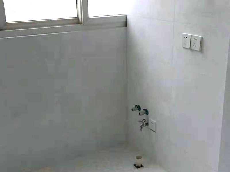 馬桶衛(wèi)浴五金安裝：浴室整體安裝先后順序：首先衛(wèi)浴潔具安裝前應(yīng)該先布局水電安裝&mdash;貼浴室墻磚&mdash;然后浴室吊頂（要安裝浴霸的童鞋需要預(yù)留通風(fēng)口或者同時安裝浴霸）&mdash;鋪設(shè)浴室地磚（此時要考慮其他潔具的進(jìn)水口跟出水口預(yù)留，還有如果考慮安裝蹲便器需要同時安裝）&mdash;安裝三角閥（三角閥的作用是方便日后衛(wèi)浴維修跟控制水流）&mdash;然后可以依次安裝馬桶、洗面盆或者浴室柜、浴盆浴缸等&mdash;然后才是安裝燈具、插座、跟鏡子&mdash;其他五金配件（如安裝毛巾環(huán)、安裝毛巾架等）。