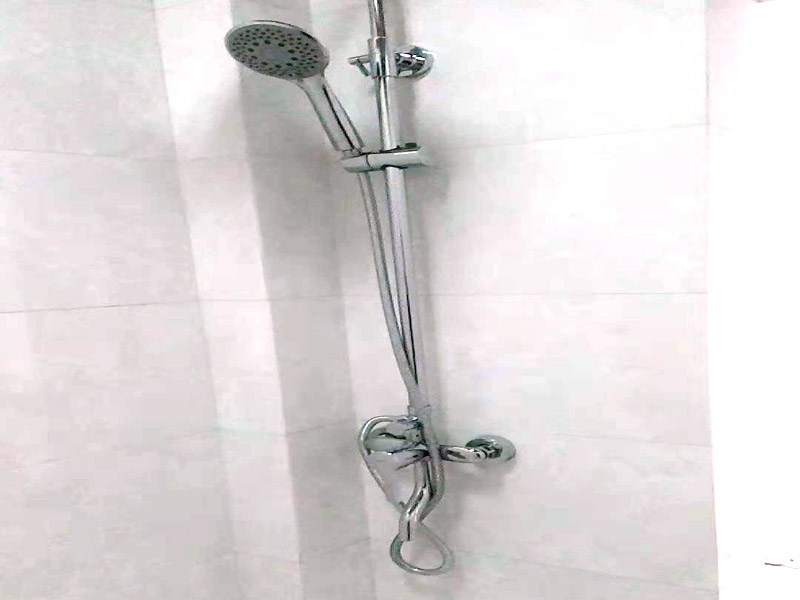 馬桶衛(wèi)浴五金安裝：浴室整體安裝先后順序：首先衛(wèi)浴潔具安裝前應(yīng)該先布局水電安裝&mdash;貼浴室墻磚&mdash;然后浴室吊頂（要安裝浴霸的童鞋需要預(yù)留通風(fēng)口或者同時安裝浴霸）&mdash;鋪設(shè)浴室地磚（此時要考慮其他潔具的進(jìn)水口跟出水口預(yù)留，還有如果考慮安裝蹲便器需要同時安裝）&mdash;安裝三角閥（三角閥的作用是方便日后衛(wèi)浴維修跟控制水流）&mdash;然后可以依次安裝馬桶、洗面盆或者浴室柜、浴盆浴缸等&mdash;然后才是安裝燈具、插座、跟鏡子&mdash;其他五金配件（如安裝毛巾環(huán)、安裝毛巾架等）。