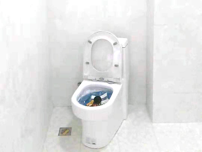 馬桶衛(wèi)浴五金安裝：浴室整體安裝先后順序：首先衛(wèi)浴潔具安裝前應(yīng)該先布局水電安裝&mdash;貼浴室墻磚&mdash;然后浴室吊頂（要安裝浴霸的童鞋需要預(yù)留通風(fēng)口或者同時安裝浴霸）&mdash;鋪設(shè)浴室地磚（此時要考慮其他潔具的進(jìn)水口跟出水口預(yù)留，還有如果考慮安裝蹲便器需要同時安裝）&mdash;安裝三角閥（三角閥的作用是方便日后衛(wèi)浴維修跟控制水流）&mdash;然后可以依次安裝馬桶、洗面盆或者浴室柜、浴盆浴缸等&mdash;然后才是安裝燈具、插座、跟鏡子&mdash;其他五金配件（如安裝毛巾環(huán)、安裝毛巾架等）。