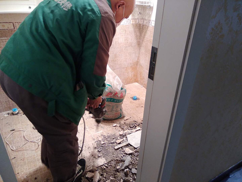 衛(wèi)生間地磚拆除：（一） 基層處理、定標(biāo)高 1、 將基層表面的浮土或砂漿鏟掉，清掃干凈，有油污時(shí)，應(yīng)用10%火堿水刷凈，并用清水沖洗干凈。 2、 根據(jù) 0.5m水平控制線(xiàn)和設(shè)計(jì)圖紙找出板面標(biāo)高。 （二） 彈控制線(xiàn) 1、 先根據(jù)排磚圖確定鋪砌的縫隙寬度。 2、 根據(jù)排磚圖及縫寬在地面上彈縱、橫控制線(xiàn)。注意該十字線(xiàn)與墻面抹灰時(shí)控制房間方正的十字線(xiàn)是否對(duì)應(yīng)平行，同時(shí)注意開(kāi)間方向的控制線(xiàn)是否與走廊的縱向控制線(xiàn)平行，不平行時(shí)應(yīng)調(diào)整至平行。以避免在門(mén)口位置的分色磚出現(xiàn)大小頭。 （三） 鋪磚 為了找好位置和標(biāo)離，應(yīng)從門(mén)口開(kāi)始，縱向先鋪2～3行磚，以此為標(biāo)筋拉縱橫水平標(biāo)高線(xiàn)，鋪時(shí)應(yīng)從里面向外退著作，人不得踏在剛鋪好的磚面上，每塊磚應(yīng)跟線(xiàn)， （四） 勾縫、擦縫 1、 勾縫：用l：l水泥細(xì)砂漿勾縫，縫內(nèi)深度宜為磚厚的1/3，要求縫內(nèi)砂漿密實(shí)、平整、光滑。