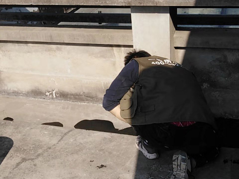 屋頂鋪設(shè)防水卷材：清理基層&mdash;&mdash;涂刷基層處理劑&mdash;&mdash;鋪貼卷材附加層(細(xì)部處理)&mdash;&mdash;熱熔鋪貼大面防水卷材&mdash;&mdash;熱熔封邊&mdash;&mdash;蓄水試驗(yàn)&mdash;&mdash;保護(hù)層施工&mdash;&mdash;質(zhì)量驗(yàn)收。 1) 在鋪設(shè)前基材處理劑需均勻涂刷需要鋪設(shè)的所有屋面； 2) 將準(zhǔn)備好的改性瀝青防水卷材鋪設(shè)在屋頂?shù)谋砻妫唧w的尺寸根據(jù)實(shí)際的應(yīng)用要求； 3) 防水膜安裝應(yīng)采用氣缸式丙烷烤燈，剪裁應(yīng)使用專業(yè)的切割工具。 4) 一切準(zhǔn)備完成后將卷材放置在正確的位置，然后將其重新卷好，注意不要改變鋪設(shè)方向。 5) 點(diǎn)燃烤燈后對(duì)防水卷材與屋面的交接處進(jìn)行高溫處理，邊加熱邊滾動(dòng)卷材，使用滾輪對(duì)卷材進(jìn)行碾壓，確保防水卷材與屋面完全粘合。 6) 重復(fù)操作直到卷材的整個(gè)長(zhǎng)度牢固地粘合到表面上，鋪設(shè)完成后使用烤燈及剪裁工具對(duì)防水卷材進(jìn)行熱熔封邊，確保沒有開縫的地方。 7) 最后將使用烤燈卷材末端固定在側(cè)墻上，要確保防水卷材不會(huì)受到任何損壞，同時(shí)也可以借助其他零件對(duì)卷材末端進(jìn)行加固。 8) 暴露在地面以外的卷材區(qū)域應(yīng)用適當(dāng)?shù)姆浪暹M(jìn)行保護(hù)。 9) 施工完成后須經(jīng)過24小時(shí)才能進(jìn)行檢測(cè)。