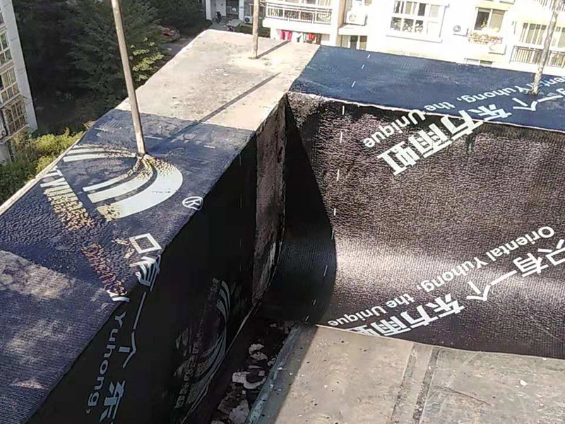 屋頂鋪設(shè)防水卷材：清理基層&mdash;&mdash;涂刷基層處理劑&mdash;&mdash;鋪貼卷材附加層(細(xì)部處理)&mdash;&mdash;熱熔鋪貼大面防水卷材&mdash;&mdash;熱熔封邊&mdash;&mdash;蓄水試驗(yàn)&mdash;&mdash;保護(hù)層施工&mdash;&mdash;質(zhì)量驗(yàn)收。 1) 在鋪設(shè)前基材處理劑需均勻涂刷需要鋪設(shè)的所有屋面； 2) 將準(zhǔn)備好的改性瀝青防水卷材鋪設(shè)在屋頂?shù)谋砻?，具體的尺寸根據(jù)實(shí)際的應(yīng)用要求； 3) 防水膜安裝應(yīng)采用氣缸式丙烷烤燈，剪裁應(yīng)使用專業(yè)的切割工具。 4) 一切準(zhǔn)備完成后將卷材放置在正確的位置，然后將其重新卷好，注意不要改變鋪設(shè)方向。 5) 點(diǎn)燃烤燈后對(duì)防水卷材與屋面的交接處進(jìn)行高溫處理，邊加熱邊滾動(dòng)卷材，使用滾輪對(duì)卷材進(jìn)行碾壓，確保防水卷材與屋面完全粘合。 6) 重復(fù)操作直到卷材的整個(gè)長(zhǎng)度牢固地粘合到表面上，鋪設(shè)完成后使用烤燈及剪裁工具對(duì)防水卷材進(jìn)行熱熔封邊，確保沒有開縫的地方。 7) 最后將使用烤燈卷材末端固定在側(cè)墻上，要確保防水卷材不會(huì)受到任何損壞，同時(shí)也可以借助其他零件對(duì)卷材末端進(jìn)行加固。 8) 暴露在地面以外的卷材區(qū)域應(yīng)用適當(dāng)?shù)姆浪暹M(jìn)行保護(hù)。 9) 施工完成后須經(jīng)過24小時(shí)才能進(jìn)行檢測(cè)。