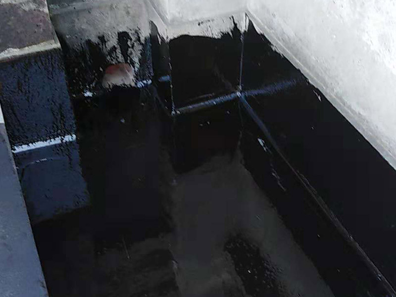 屋頂鋪設(shè)防水卷材：清理基層&mdash;&mdash;涂刷基層處理劑&mdash;&mdash;鋪貼卷材附加層(細(xì)部處理)&mdash;&mdash;熱熔鋪貼大面防水卷材&mdash;&mdash;熱熔封邊&mdash;&mdash;蓄水試驗(yàn)&mdash;&mdash;保護(hù)層施工&mdash;&mdash;質(zhì)量驗(yàn)收。 1) 在鋪設(shè)前基材處理劑需均勻涂刷需要鋪設(shè)的所有屋面； 2) 將準(zhǔn)備好的改性瀝青防水卷材鋪設(shè)在屋頂?shù)谋砻妫唧w的尺寸根據(jù)實(shí)際的應(yīng)用要求； 3) 防水膜安裝應(yīng)采用氣缸式丙烷烤燈，剪裁應(yīng)使用專業(yè)的切割工具。 4) 一切準(zhǔn)備完成后將卷材放置在正確的位置，然后將其重新卷好，注意不要改變鋪設(shè)方向。 5) 點(diǎn)燃烤燈后對(duì)防水卷材與屋面的交接處進(jìn)行高溫處理，邊加熱邊滾動(dòng)卷材，使用滾輪對(duì)卷材進(jìn)行碾壓，確保防水卷材與屋面完全粘合。 6) 重復(fù)操作直到卷材的整個(gè)長(zhǎng)度牢固地粘合到表面上，鋪設(shè)完成后使用烤燈及剪裁工具對(duì)防水卷材進(jìn)行熱熔封邊，確保沒有開縫的地方。 7) 最后將使用烤燈卷材末端固定在側(cè)墻上，要確保防水卷材不會(huì)受到任何損壞，同時(shí)也可以借助其他零件對(duì)卷材末端進(jìn)行加固。 8) 暴露在地面以外的卷材區(qū)域應(yīng)用適當(dāng)?shù)姆浪暹M(jìn)行保護(hù)。 9) 施工完成后須經(jīng)過24小時(shí)才能進(jìn)行檢測(cè)。