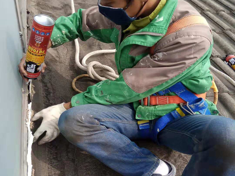 陽臺(tái)空鼓裂縫：如若墻體裂縫比較大，用刀將裂縫剮開成U形狀，用石膏粉對其進(jìn)行填充（注意要比墻面稍低），再貼上玻璃布并用砂紙打磨光滑平整，最后對整體墻面刷上油漆。將水泥墻面去除，安裝一層石膏板，再做上乳膠漆。該方法能夠去除各種不規(guī)則裂縫，但是施工難度大，操作時(shí)間長！鏟掉開裂的漆膜部分并用彈性鑷子填平，刷上彈性墻面漆，注意遇到吸水性過強(qiáng)的基層要刷底漆。