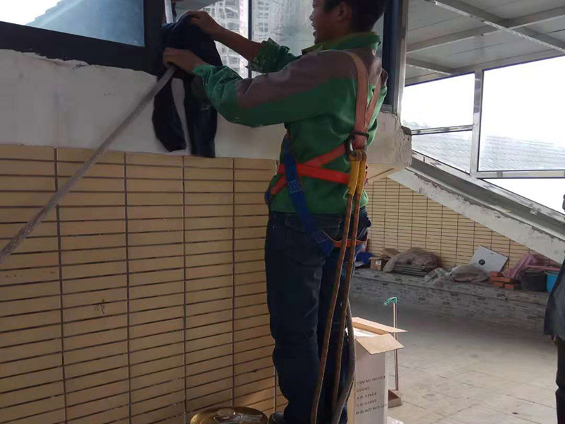 陽臺(tái)空鼓裂縫：如若墻體裂縫比較大，用刀將裂縫剮開成U形狀，用石膏粉對其進(jìn)行填充（注意要比墻面稍低），再貼上玻璃布并用砂紙打磨光滑平整，最后對整體墻面刷上油漆。將水泥墻面去除，安裝一層石膏板，再做上乳膠漆。該方法能夠去除各種不規(guī)則裂縫，但是施工難度大，操作時(shí)間長！鏟掉開裂的漆膜部分并用彈性鑷子填平，刷上彈性墻面漆，注意遇到吸水性過強(qiáng)的基層要刷底漆。