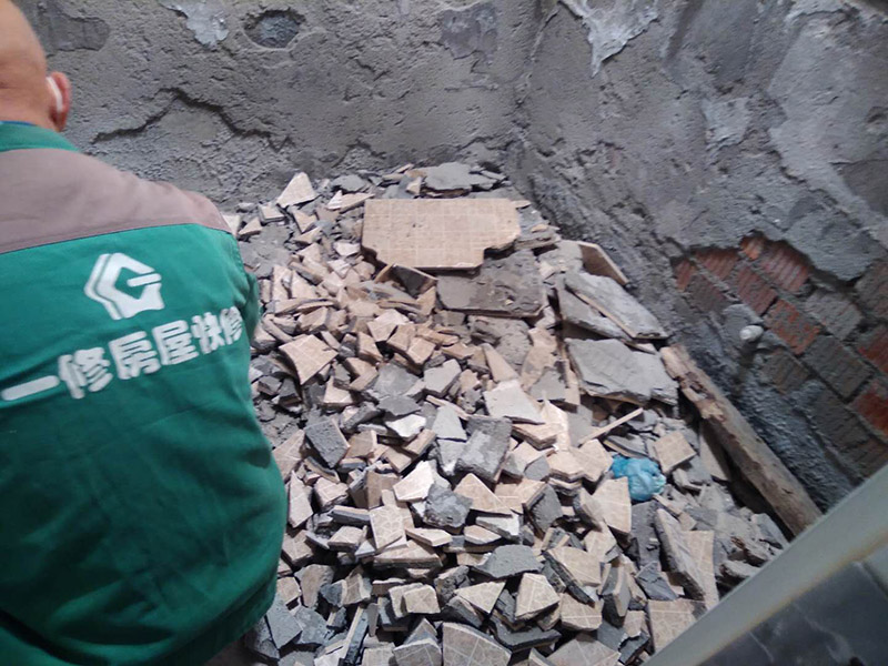 衛(wèi)生間瓷磚拆除裝袋：衛(wèi)浴用具拆除后可以對墻面瓷磚進(jìn)行拆卸。拆卸一般是從墻體的下方往上方敲，從瓷磚的邊緣往里面敲，還需要根據(jù)拆卸的位置選擇適當(dāng)?shù)那么u力度。  敲磚是從墻體下方開始敲，從每塊瓷磚的邊緣開始敲。如果先敲上面的瓷磚，地面堆積瓷磚較多，擋住墻體下面的瓷磚，不利于拆卸。另外，敲磚過程中，要不是對地面的瓷磚進(jìn)行清理，以免瓷磚過多堆積，減慢施工進(jìn)度以及造成施工意外。  由于二手房的衛(wèi)浴在之前是做了一次防水的，因此在敲磚時必須注意防水層的處理，舊的防水層一般都不打掉，在敲磚后，在原有的防水層上面，再薄薄做一層防水，以提高衛(wèi)浴的防水能力。但如果屋主需要把防水敲掉重新再做。則敲磚需要打到批土層或打到見底。  敲插座和龍頭附近的瓷磚時，要慢慢敲，小心摸清電線和水管的走向，以防損壞電線和水管。如果電線或水管已經(jīng)損壞了，要及時進(jìn)行修補(bǔ)處理，以免留下更多后續(xù)工程。