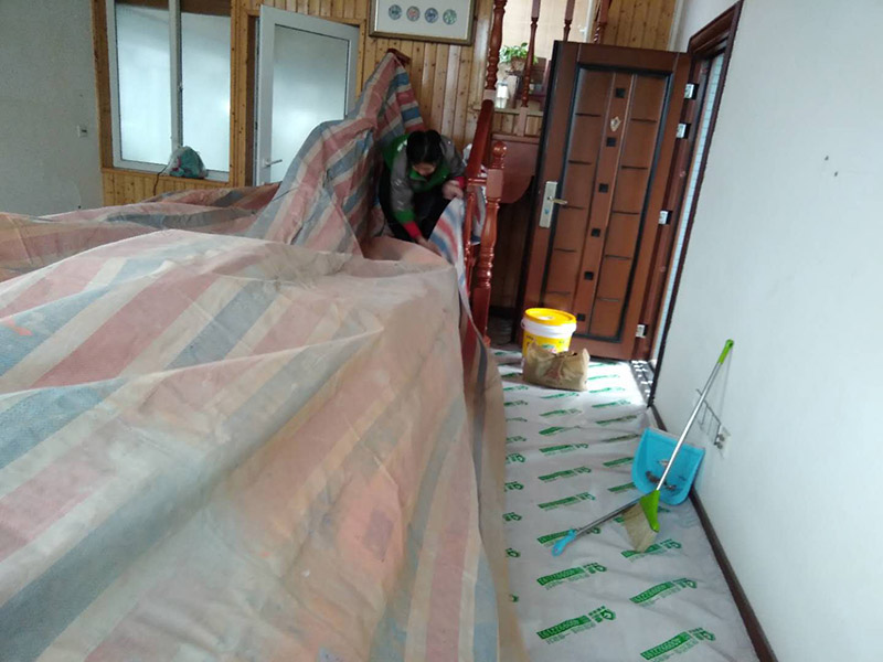 刷漆成品保護：在進行墻面漆涂刷之前，需要先對施工區(qū)域進行清理，如果家具、電器等物件最好搬移到別的地方。如果搬移不了的話，需要進行成品保護，因為在施工過程中，難免會出現(xiàn)油漆掉落現(xiàn)象，這樣很容易造成污染，影響使用的美觀性。還需要進行墻面的全面檢查，看看基層是否牢固平整。如果是舊墻出現(xiàn)漆膜脫落、開裂，需要先進行鏟墻皮或者使用石膏來進行裂縫的修補處理。做到墻面無灰塵、雜物，平整，再使用界面劑進行墻面的涂刷，施工應細致均勻。